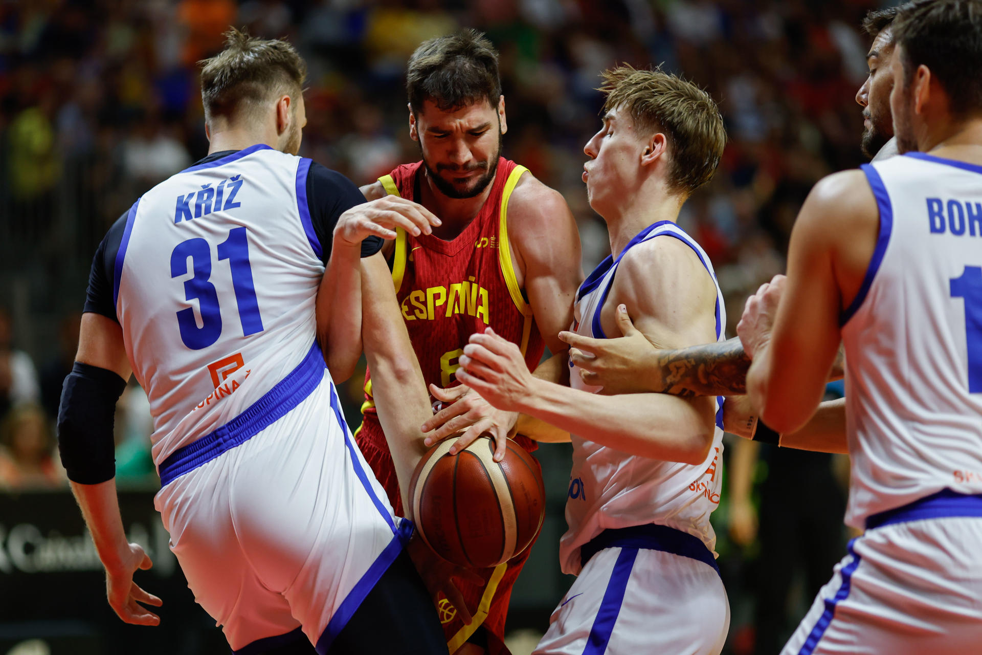 El base de la selección de España Darío Brizuela (2i) intenta superar a los jugadores de la República Checa, en foto de archivo de Jorge Zapata. EFE