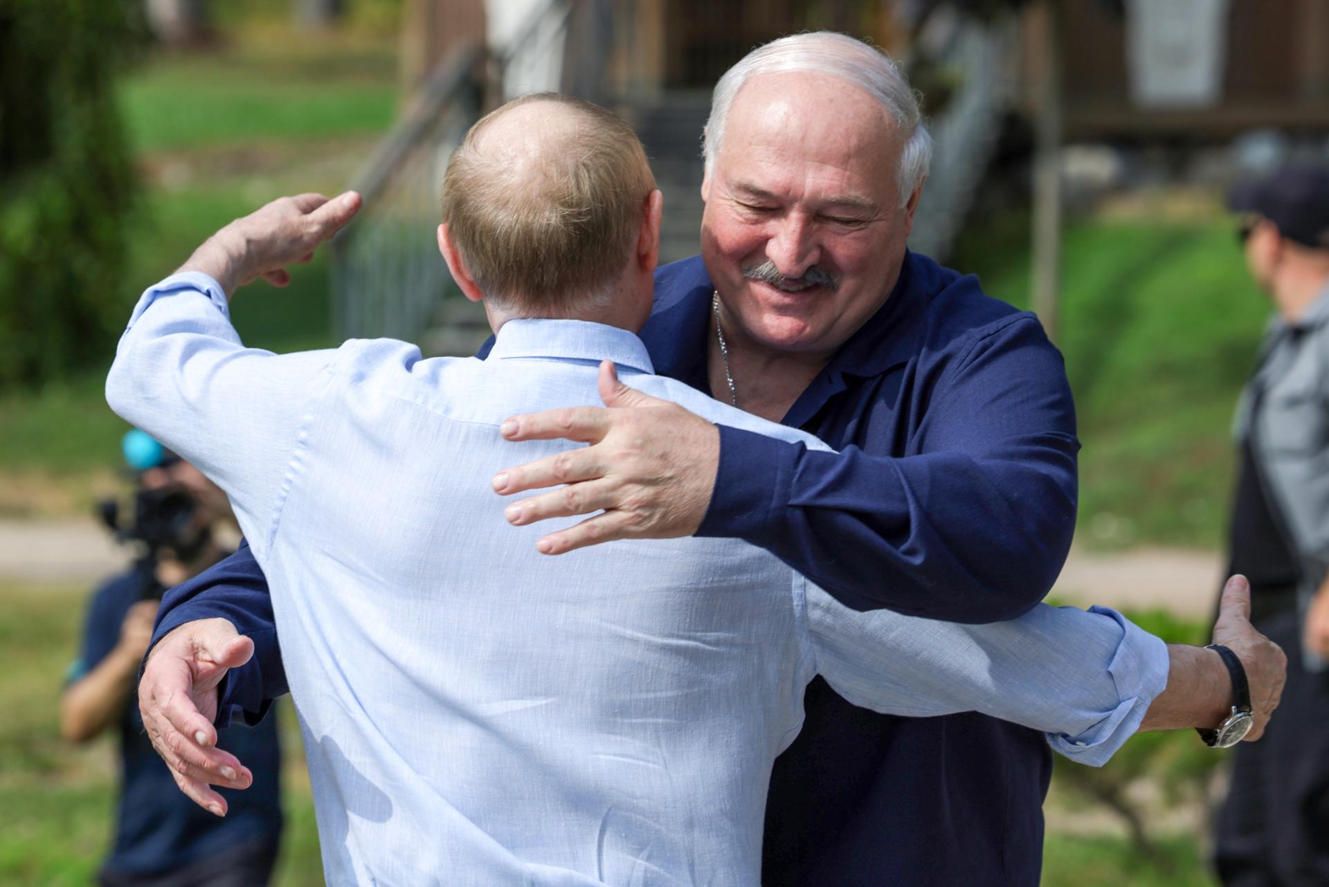 El presidente ruso Vladimir Putin (L) y el presidente bielorruso Alexander Lukashenko se saludan mientras visitan el Skete de Smolensky del Monasterio de la Transfiguración del Salvador en la isla de Valaam en el lago Ladoga, República de Karelia, Rusia, 01 de agosto de 2025. (Bielorrusia, Rusia) EFE/EPA/GAVRIIL GRIGOROV/SPUTNIK/KREMLIN POOL MANDATORY CREDIT
