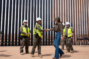 Fotografía tomada de la cuenta oficial de la red social X @Sec_Noem de la secretaria de Seguridad Nacional de Estados Unidos, Kristi Noem, que muestra a Noem (d) saludando a un funcionario en frente del muro fronterizo entre Estados Unidos y México este martes, en Santa Teresa (Estados Unidos). EFE/ @sec_noem