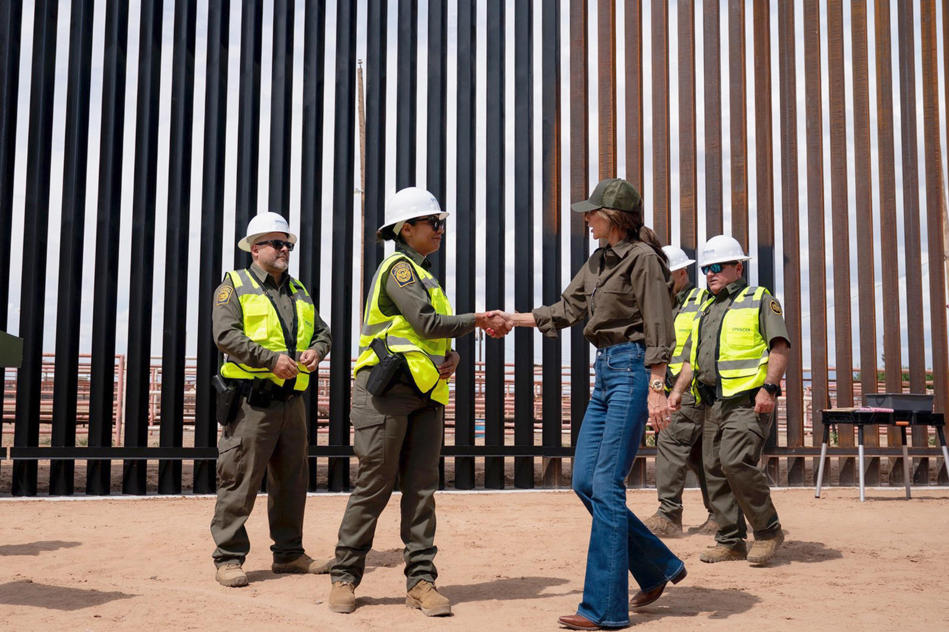 Fotografía tomada de la cuenta oficial de la red social X @Sec_Noem de la secretaria de Seguridad Nacional de Estados Unidos, Kristi Noem, que muestra a Noem (d) saludando a un funcionario en frente del muro fronterizo entre Estados Unidos y México este martes, en Santa Teresa (Estados Unidos). EFE/ @sec_noem