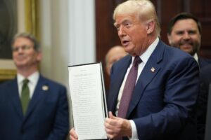 El presidente de EE.UU., Donald Trump habla durante un acto en la Casa Blanca en Washington (EE.UU.). EFE/EPA/ERIC LEE / POOL