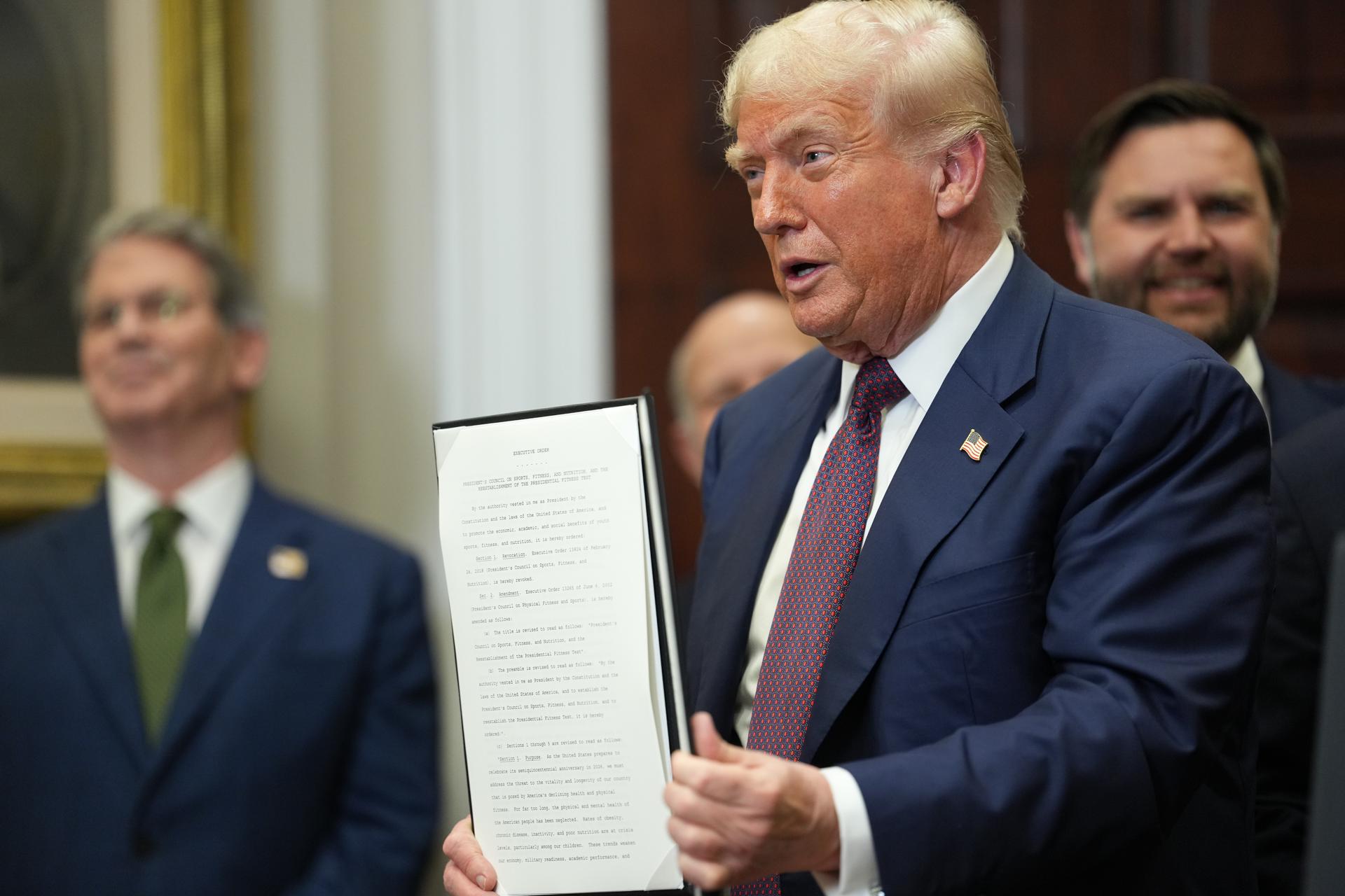 El presidente de EE.UU., Donald Trump habla durante un acto en la Casa Blanca en Washington (EE.UU.). EFE/EPA/ERIC LEE / POOL