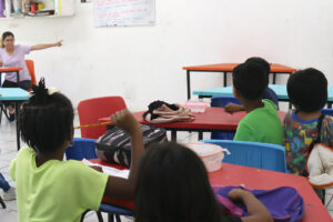 Menores asisten a clases este sábado en una estancia infantil en el municipio de Tapachula en Chiapas (México). EFE/Juan Manuel Blanco