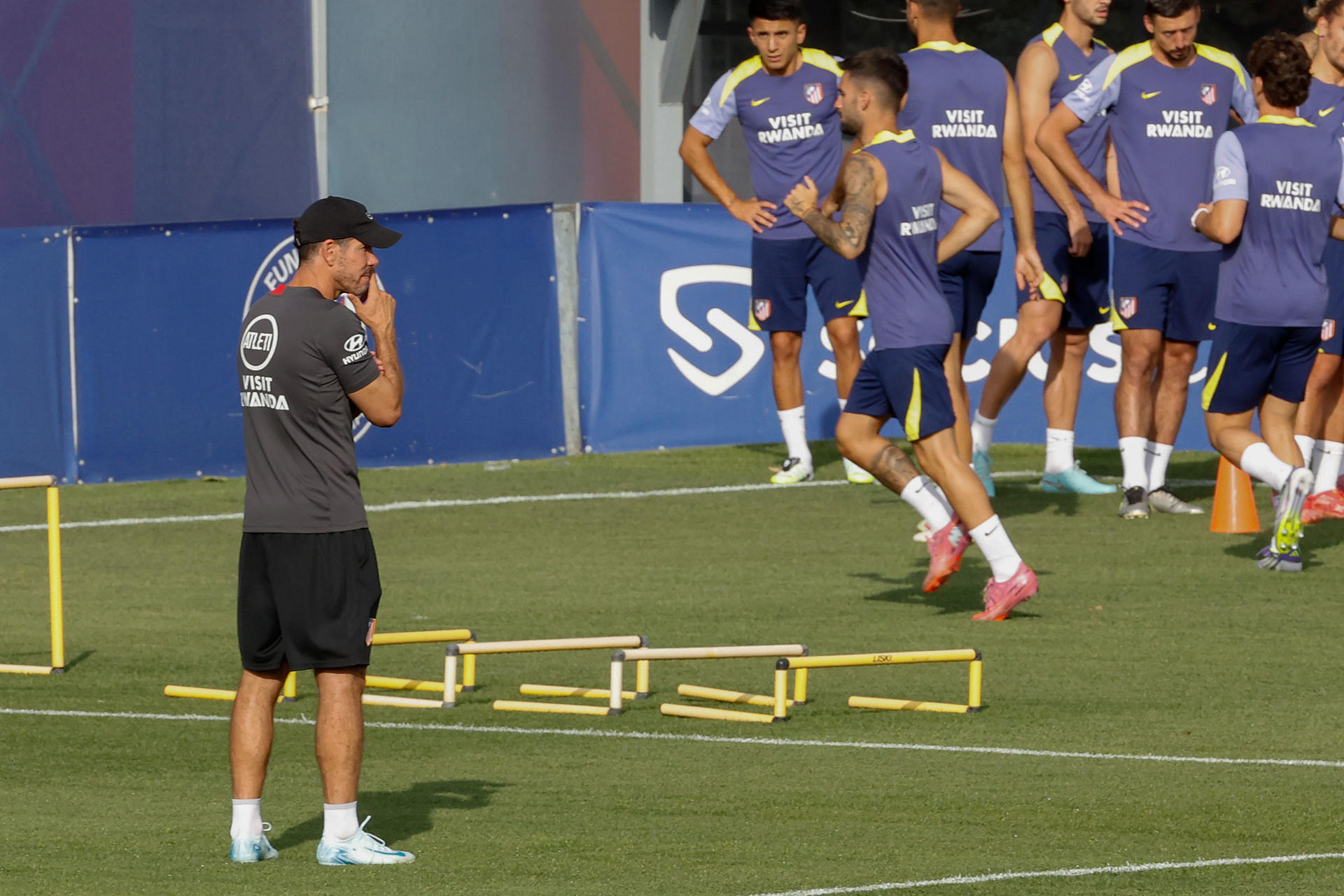 Simeone, durante el entrenamiento. EFE/J.P. Gandul