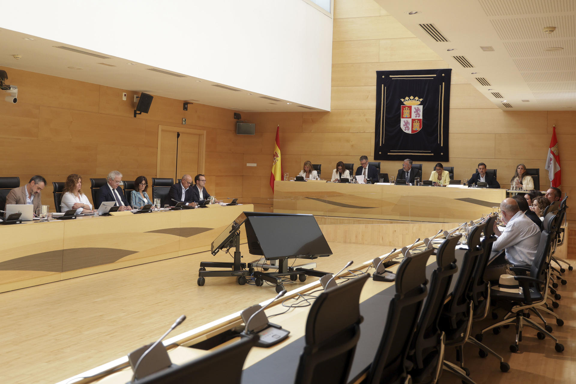 Reunión de la Diputación Permanente de las Cortes de Castilla y León, en la que se ha conocido la muerte de un hombre que participó como voluntario en la extinción del incendio de Cipérez (Salamanca). EFE/R. García