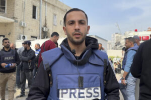 Captura de un vídeo de archivo de EFE-TV que muestra al conocido periodista palestino Anas al Sharif, reportero de la cadena catarí Al Jazeera, trabajando en la ciudad de Gaza. El Ejército israelí mato a última hora del domingo a Al Sharif en un bombardeo de precisión en la ciudad de Gaza, confirmaron tanto las fuerzas armadas como periodistas en la Franja. EFE/Ahmad Awad