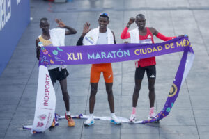 El etíope Tadu Abate Deme (c), ganador del primer lugar posa con los kenianos Bernard Kipkorir (i) segundo lugar y Edwin Kiprop Kiptoo (d) tercer lugar, de la categoría élite masculino del XLII Maratón Ciudad de México este domingo, en el Zócalo de Ciudad de México (México). EFE/Isaac Esquivel