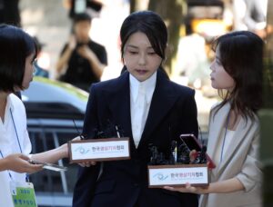 La ex primera dama de Corea del Sur, Kim Keon Hee (C), esposa del ex presidente surcoreano destituido Yoon Suk Yeol, llega a un tribunal para asistir a una audiencia para revisar su orden de arresto solicitada por fiscales especiales en el Tribunal Central de Distrito de Seúl en Seúl, Corea del Sur, 12 de agosto de 2025. (Corea del Sur, Seúl) 
EFE/EPA/JUNG YEON-JE / POOL