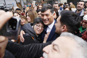El candidato a la Presidencia de Chile Franco Parisi saluda personas durante el acto de inscripción de candidatura en el Servicio Electoral (SERVEL) este lunes, en Santiago (Chile). EFE/ Elvis González