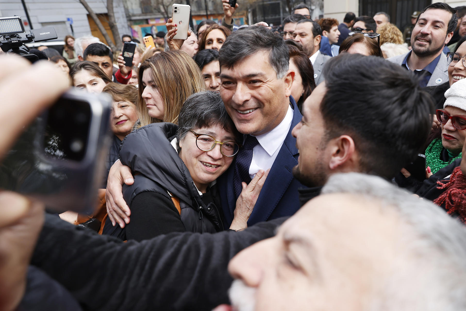 El candidato a la Presidencia de Chile Franco Parisi saluda personas durante el acto de inscripción de candidatura en el Servicio Electoral (SERVEL) este lunes, en Santiago (Chile). EFE/ Elvis González