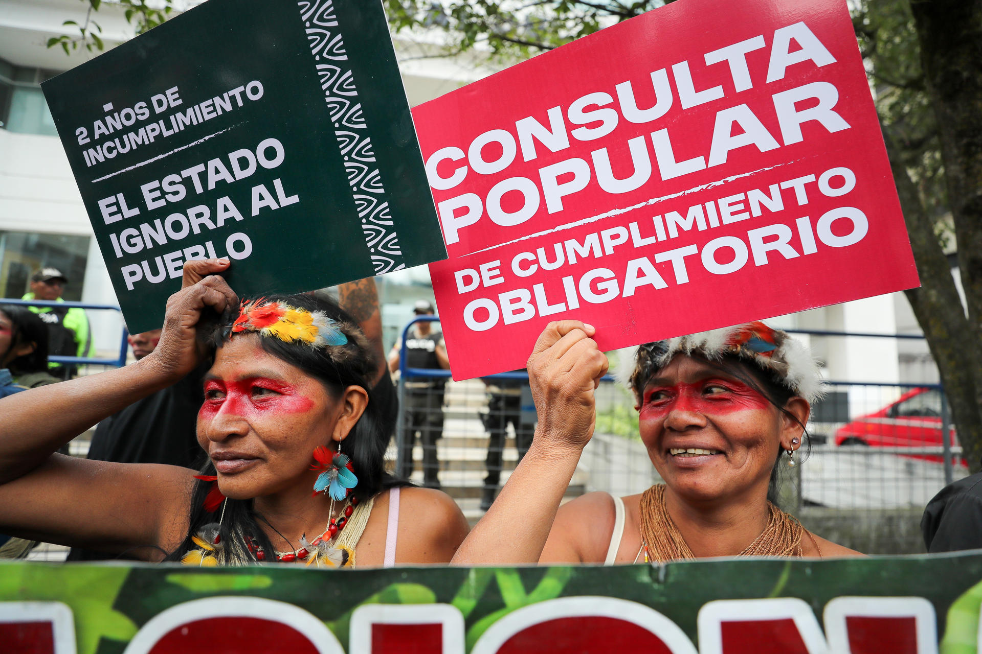 Indígenas waorani sostienen carteles en una manifestación este miércoles, en Quito (Ecuador). EFE/ José Jácome
