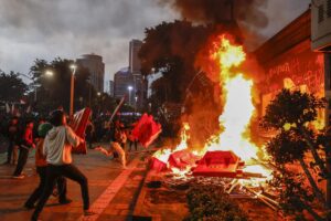 Un grupo de manifestante fue captado este viernes, 29 de agosto, al quemar barreras viales, durante una protesta frente a la sede de la policía de Yakarta, en la capital de Indonesia. EFE/Mast Irham