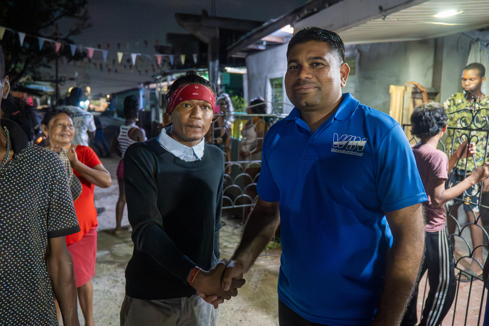 Fotografía cedida por el partido político Invertimos en la Nación (WIN), de su candidato a la presidencia de Guyana, Azurddin Mohamed, saludando a un simpatizante durante un recorrido en Georgetown (Guyana). EFE/ Win
