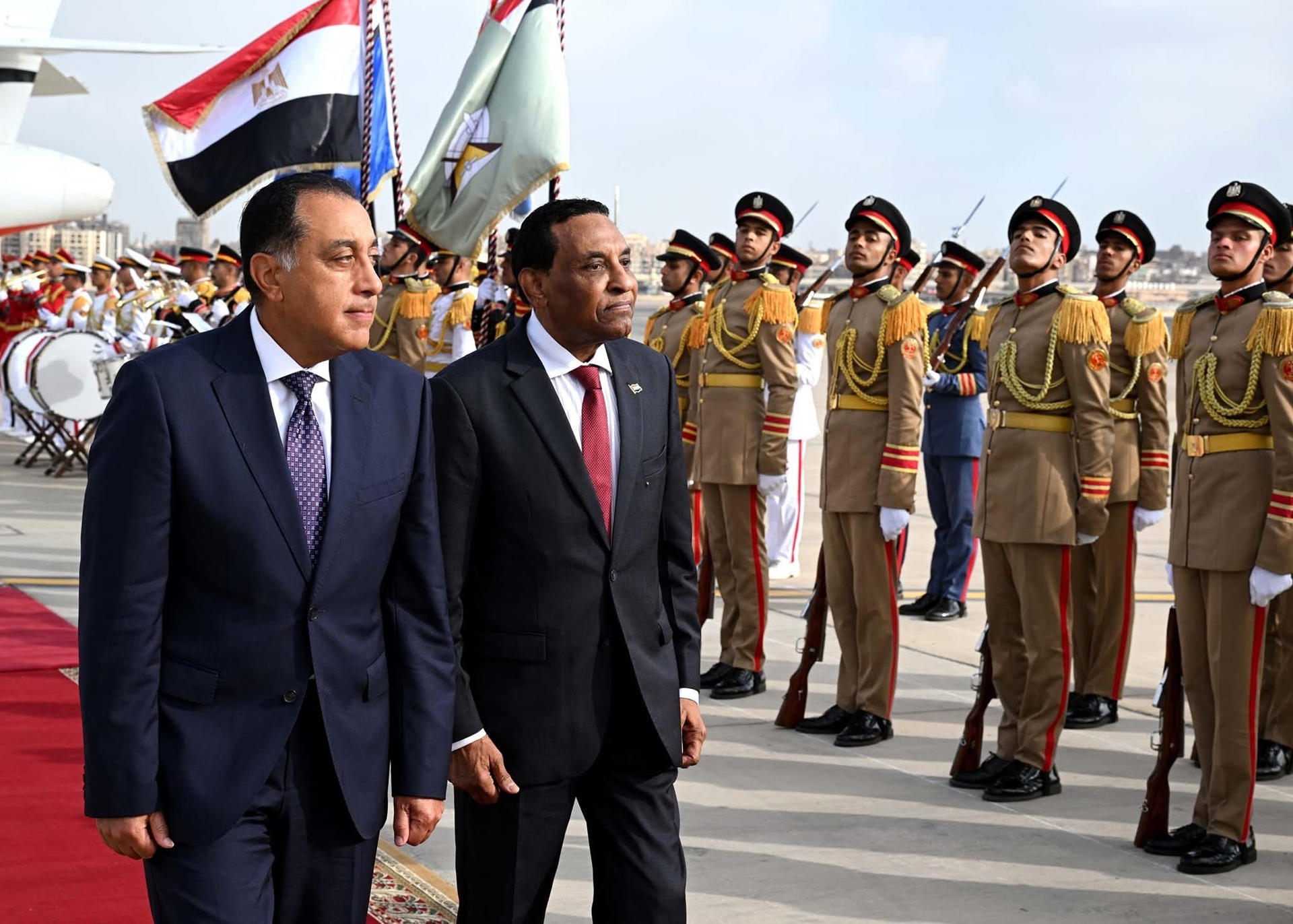 El primer ministro de Egipto, Mustafa Madbuli, recibió este jueves en el aeropuerto de El Cairo a su homólogo sudanés, Kamel Idris, en la primera visita oficial al extranjero de éste desde su nombramiento en mayo. El primer ministro de Sudán, Kamel Idris, inició este jueves una visita en El Cairo, su primera al extranjero desde que fue nombrado el pasado mayo, en busca de ayuda política y para la reconstrucción de su país, en un momento crucial de la guerra marcada por las acusaciones contra Emiratos Árabes Unidos (EAU) de apoyar a los paramilitares.-EFE/ Consejo de Ministros Egipcios ***SOLO USO EDITORIAL/SOLO DISPONIBLE PARA ILUSTRAR LA NOTICIA QUE ACOMPAÑA (CRÉDITO OBLIGATORIO)***