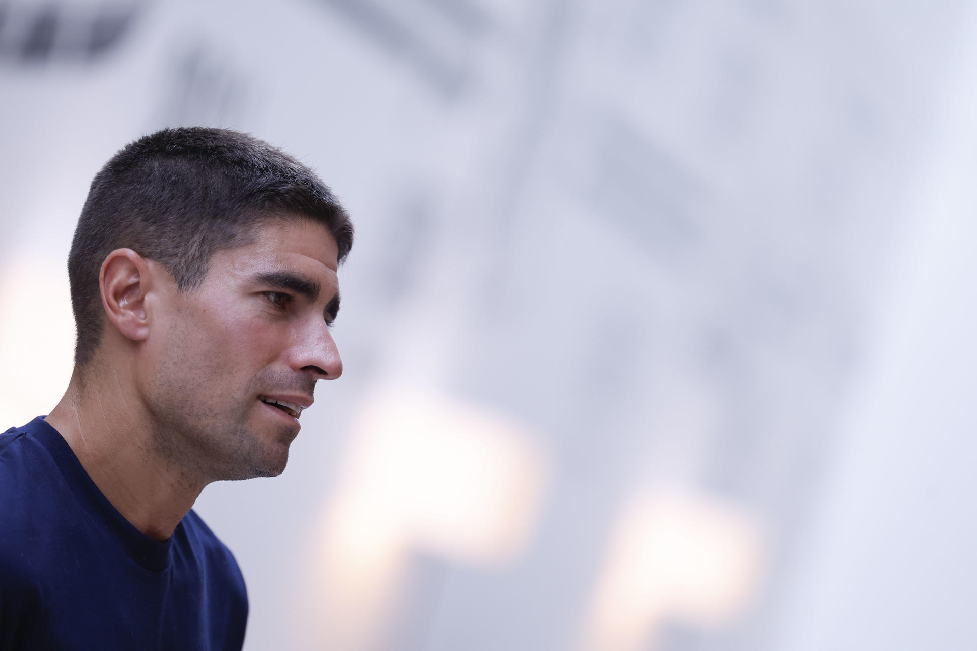 El ciclista alavés Mikel Landa (Soudal-Quick Step) llega a la salida de Turín de la 80ª Vuelta a España con "ambición y ganas" de intentar ganar una etapa, pero consciente de que deberá comprobar definitivamente su recuperación tras haber competido tan solo hace un par de semanas en la Vuelta a Burgos después de su grave caída en la primera etapa del Giro de Italia. EFE/ Javier Lizón
