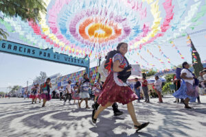 Mujeres de distintas edades participan con sus trajes tradicionales en la 'Carrera de la Tortilla' este domingo, en Santa Maria Coapan, en el estado de Puebla (México). EFE/ Hilda Ríos