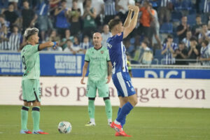 El delantero del Deportivo Alavés Toni Martínez celebra su gol en el partido de la primera jornada de LaLiga de fútbol que Deportivo Alavés y Levante UD disputan en Mendizorroza. EFE/ L. Rico