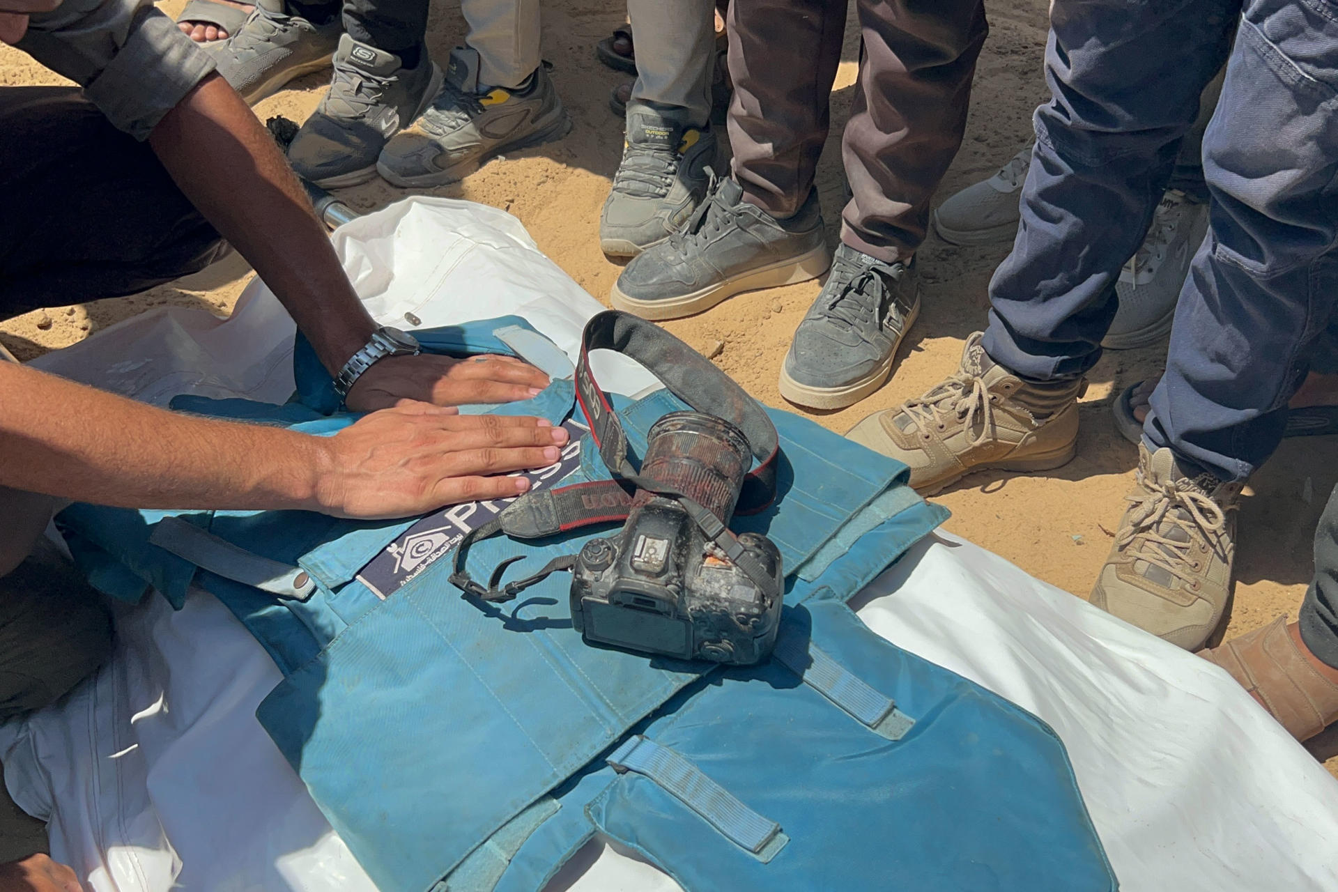 El número de periodistas asesinados este lunes en el bombardeo israelí contra el Hospital Nasser, en el sur de Gaza, aumentó a cinco, después de que un reportero independiente, que trabajaba para diferentes medios, sucumbiera a sus heridas. EFE/ Ahmad Awad