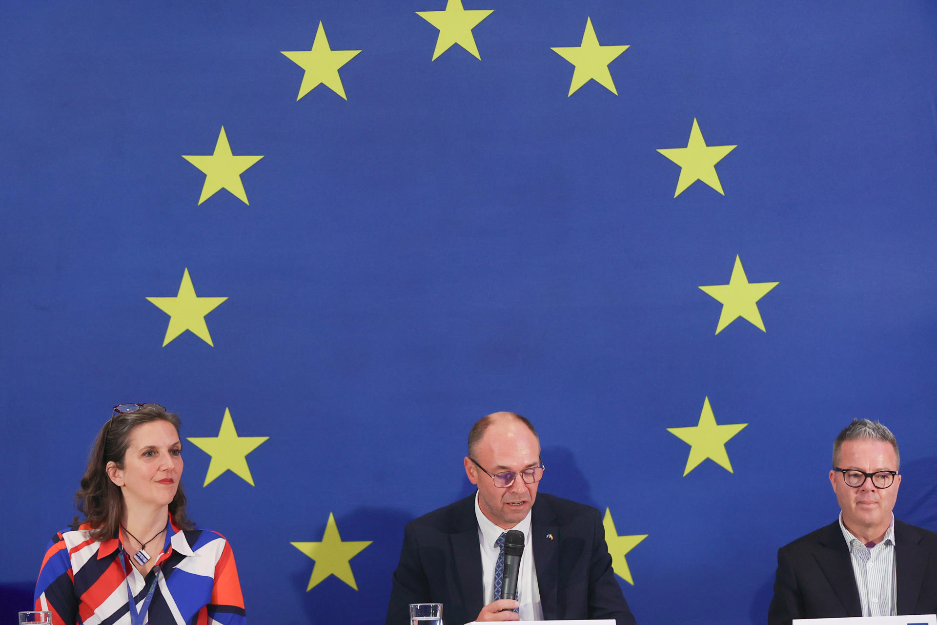 La jefa de la delegación del Parlamento Europeo, Annalisa Corrado (i), el jefe de la Misión de Observación Electoral, Davor Stier (c), y el jefe adjunto de la misión, Alexander Gray, participan en una rueda de prensa este martes, en La Paz (Bolivia). EFE/ Luis Gandarillas