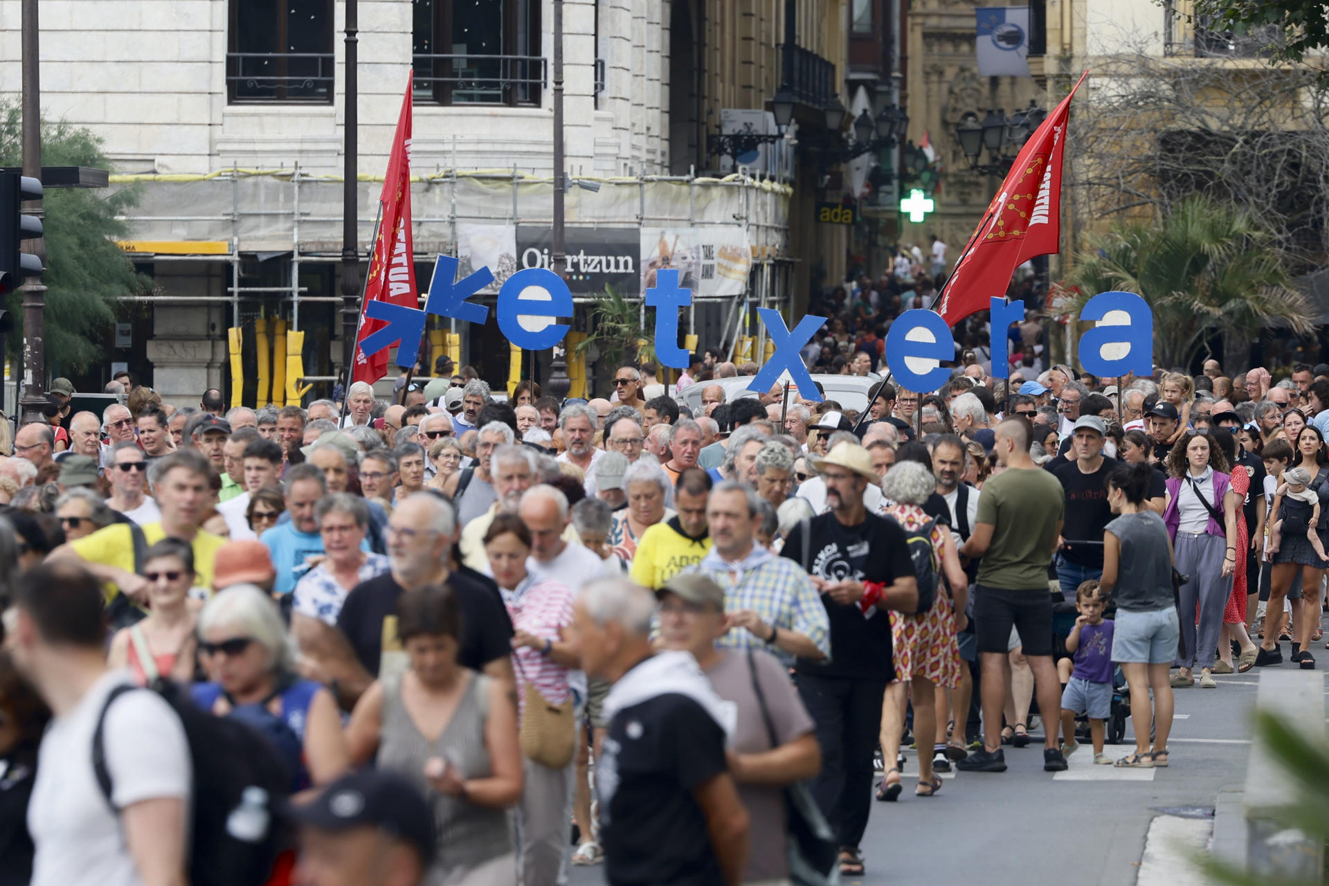 La red de apoyo a los presos de ETA Sare celebra su habitual manifestación durante las fiestas de la Semana Grande de San Sebastián. EFE/Javi Colmenero
