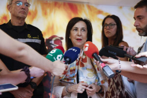 La ministra de Defensa, Margarita Robles, atiende a los medios durante su visita este viernes al Cuartel General de la Unidad Militar de Emergencias, donde ha mantenido una videoconferencia con los diferentes Batallones de Intervención de Emergencias. EFE/ Chema Moya