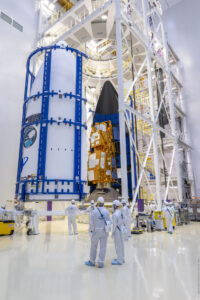 El primer satélite meteorológico europeo MetOp de segunda generación de Europa, MetOp-SG-A1, que alberga el Copernicus Sentinel-5 como parte de su paquete de instrumentos, se encuentra sellado dentro de la carena del cohete Ariane 6, listo para su lanzamiento desde el puerto espacial europeo de Kourou, en la Guayana Francesa este miércoles 13 de agosto. EFE/ESA