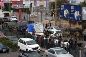 Soldados del ejército libanés escoltan un camión que lleva armas entregadas por facciones palestinas del campamento de refugiados palestinos de Burj Barajneh en el sur de Beirut, Líbano, 29 de agosto de 2025. El ejército libanés recibió un nuevo lote de armas palestinas en el campamento de Burj Barajneh tras un acuerdo de desarme alcanzado en mayo de 2025. (Líbano) EFE/EPA/WAEL HAMZEH