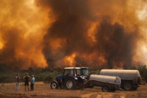 Varios vecinos observan el incendio forestal en Alvite, Moimenta da Beira, Viseu, Portugal, el pasado 9 de agosto. EFE/EPA/PEDRO SARMENTO COSTA