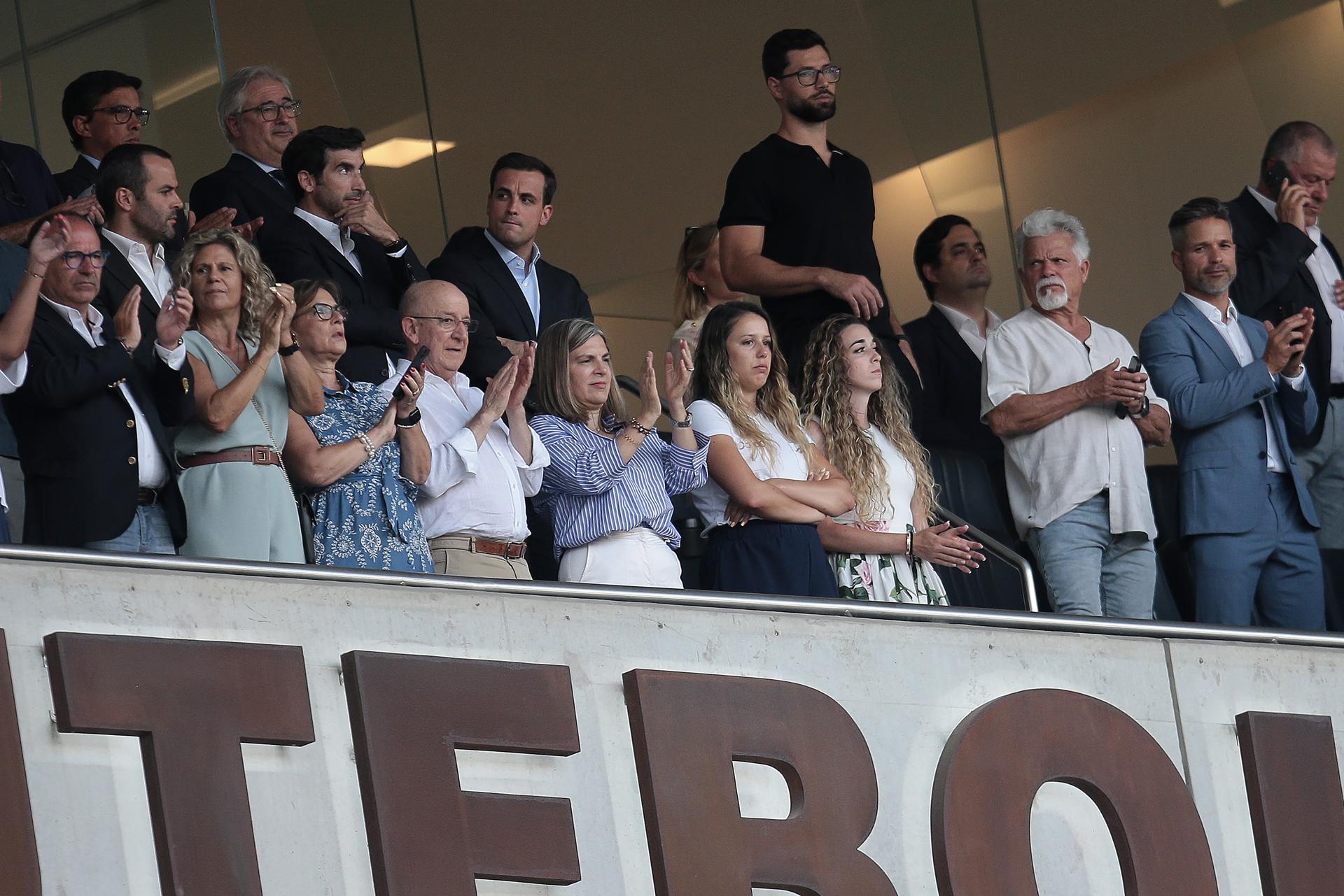 El Oporto y el Atlético de Madrid homenajearon este domingo, antes de empezar el partido amistoso que los enfrenta en el Estadio do Dragão, a los futbolistas portugueses Diogo Jota y André Silva, cuando se cumple un mes del trágico accidente de coche que acabó con sus vidas. EFE/EPA/MANUEL FERNANDO ARAUJO

