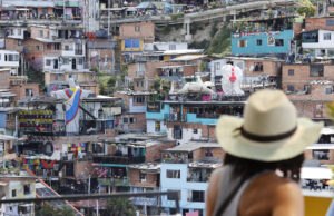 Fotografía del 11 de agosto de 2025 de una turista observando una de las zonas de la Comuna 13 en Medellín (Colombia). EFE/ Mauricio Dueñas Castañeda