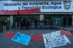 Integrantes de la Policía de Ecuador custodian el Ministerio de Ambiente de Ecuador este martes, durante una protesta en rechazo a la fusión del Ministerio de Ambiente y el Ministerio de Energía y Minas en Quito (Ecuador). EFE/ José Jácome