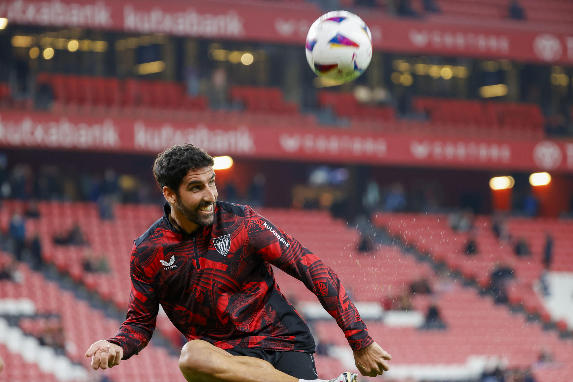 El defensa del Athletic Íñigo Lekue en el Estadio de San Mamés. en foto de archivo de Luis Tejido. EFE