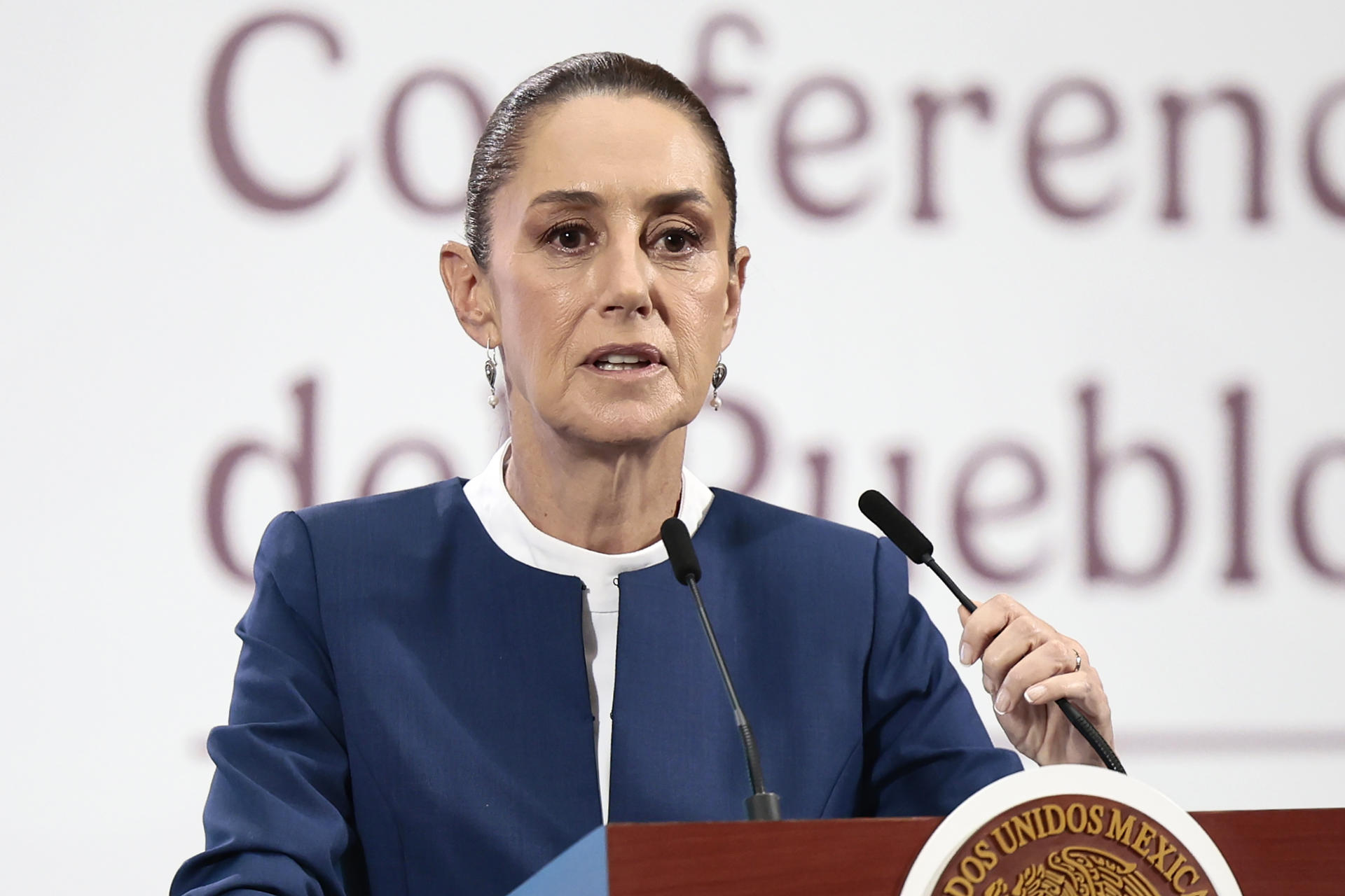 La presidenta de México, Claudia Sheinbaum, habla en una rueda de prensa este lunes, en el Palacio Nacional de Ciudad de México (México). EFE/ José Méndez