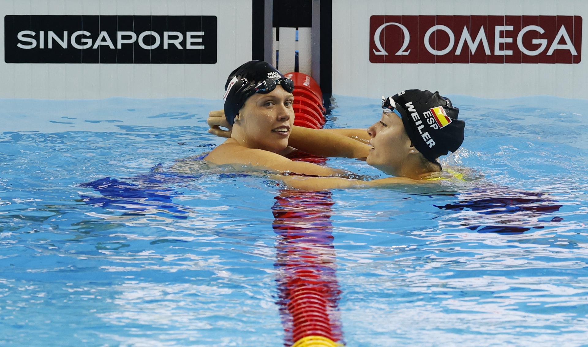 Las españolas Estella Tonrath (i) and Carmen Weiler se saludan tras competir en los 200 m espalda de los Mundiales de Singapur 2025. EFE/EPA/RUNGROJ YONGRIT