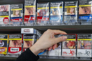 Imagen de archivo de un estanco en Zaragoza. EFE/Javier Cebollada