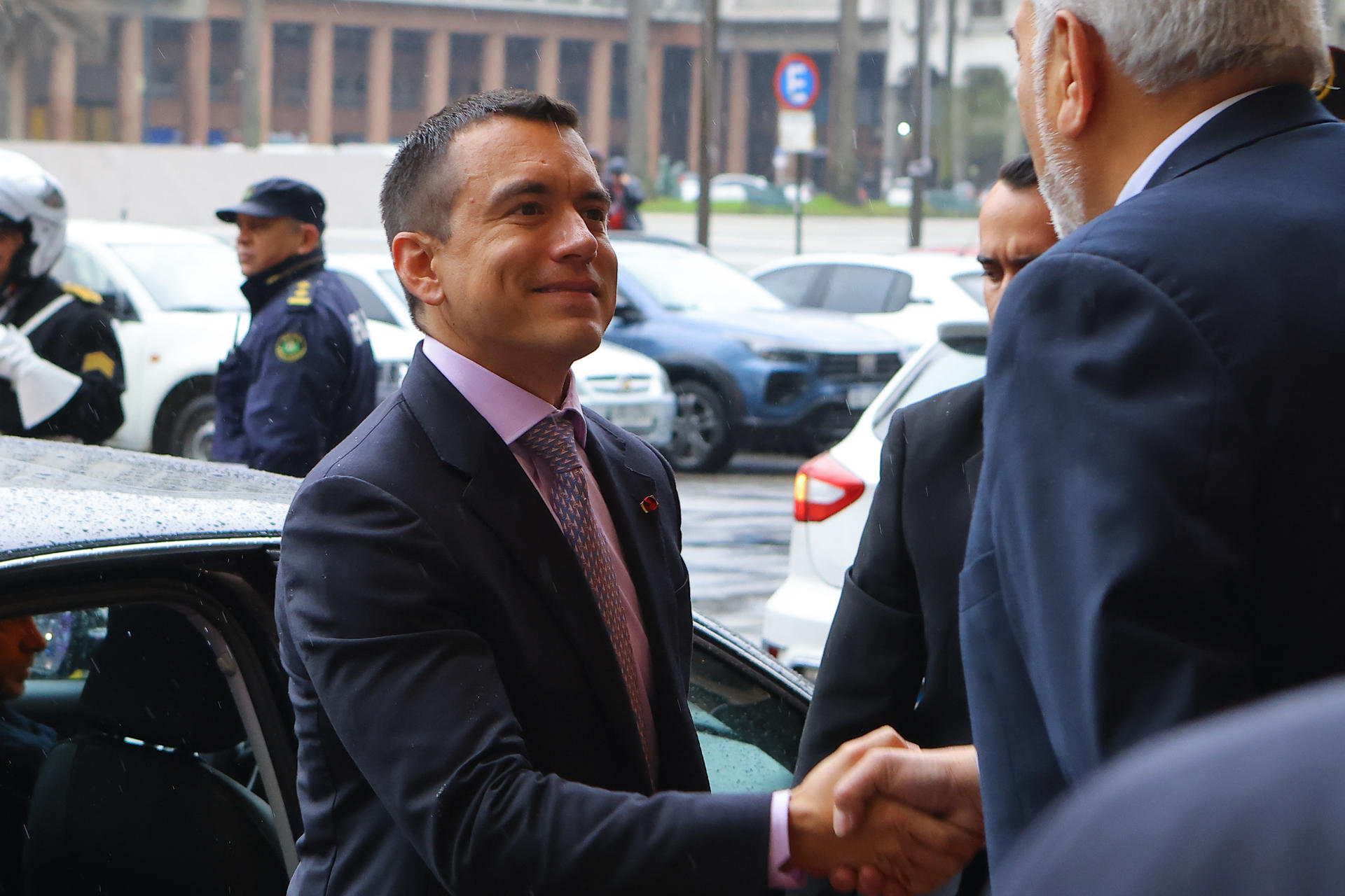 El presidente de Ecuador, Daniel Noboa, es recibido previo a una reunión con su homólogo de Uruguay, Yamandú Orsi, este martes, en la sede del Poder Ejecutivo en Montevideo (Uruguay). EFE/ Gaston Britos