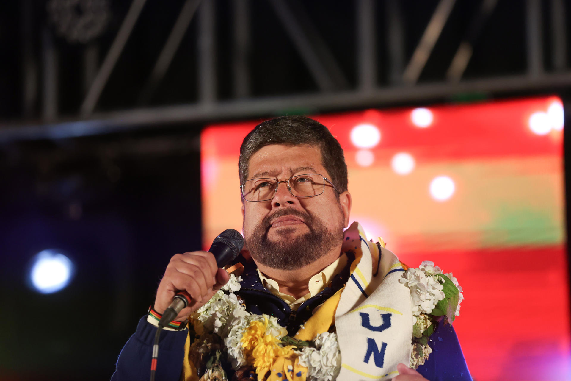 El candidato opositor a la Presidencia de Bolivia por el partido Alianza Unidad, Samuel Doria Medina (c), al intervenir este martes, 12 de agosto, durante un acto de campaña, en La Paz (Bolivia). EFE/Luis Gandarillas