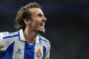 El defensa del Espanyol Carlos Romero celebra el primer gol de su equipo durante el partido de la tercera jornada de LaLiga que RCD Espanyol y Atlético Osasuna juegan este domingo en el RCDE Stadium. EFE/Enric Fontcuberta