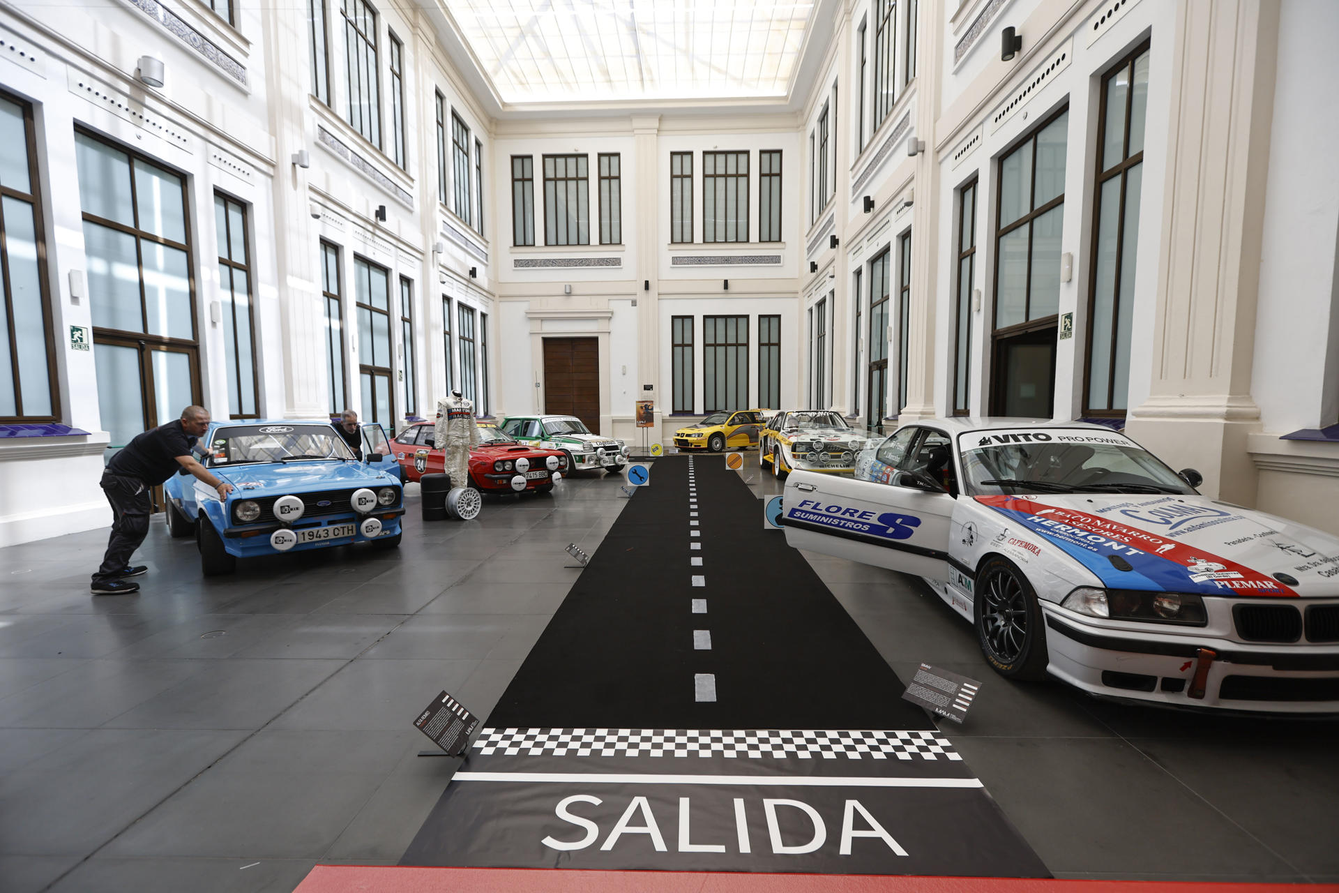 MÁLAGA, 01/08/2025.- Aspecto de la exposición 'La Pasión por el Rally. Más Allá de la Curva', que se inaugura este viernes en el Museo del Automóvil y la Moda de Málaga, donde puede verse hasta el próximo 31 de agosto, y que cuenta con ocho coches que han formado parte de grandes competiciones a lo largo de la historia del rally. EFE/ Jorge Zapata