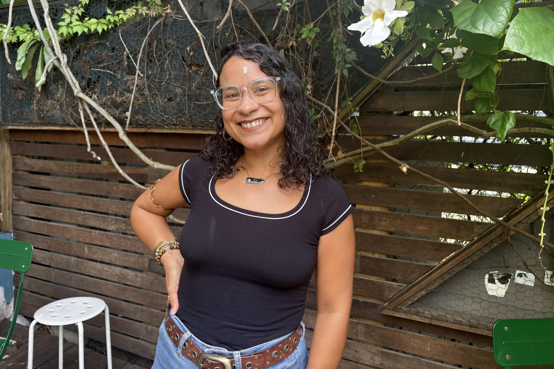 Fotografía del 14 de agosto de 2025 que muestra a Zoé Marie Rodríguez, con discapacidad auditiva, posando durante una entrevista con EFE en San Juan (Puerto Rico). EFE/ Esther Alaejos
