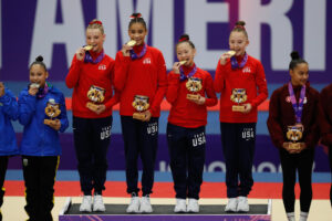 Integrantes del equipo de Estados Unidos posan con la medalla de oro obtenida en la categoría gimnasia artística equipos femenino, en los II Juegos Panamericanos Junior ASU 2025. EFE/Juan Pablo Pino