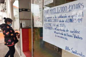 Una persona ingresa a un centro de salud este lunes, en Santa Cruz (Bolivia). EFE/ Juan Carlos Torrejón
