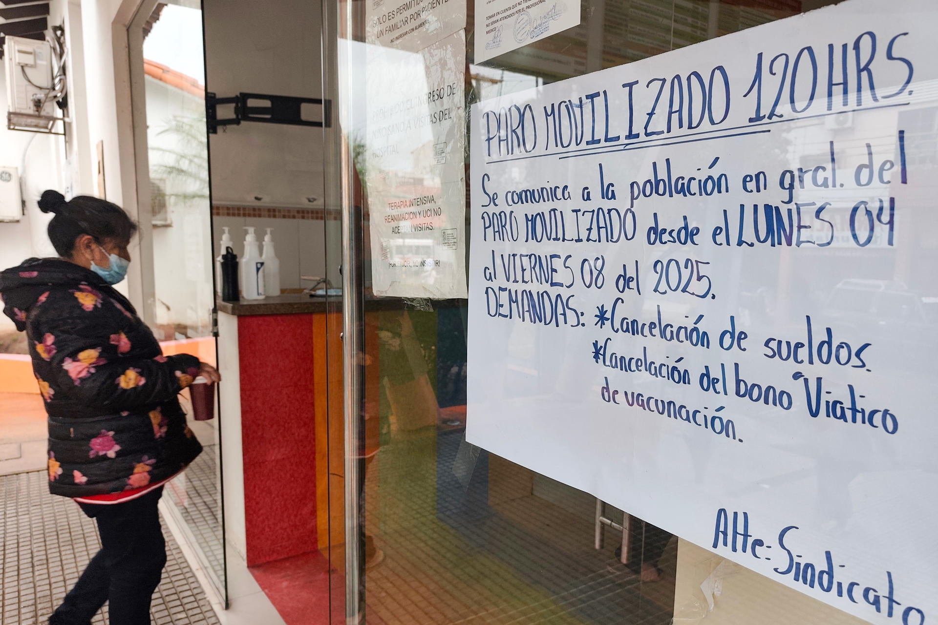Una persona ingresa a un centro de salud este lunes, en Santa Cruz (Bolivia). EFE/ Juan Carlos Torrejón