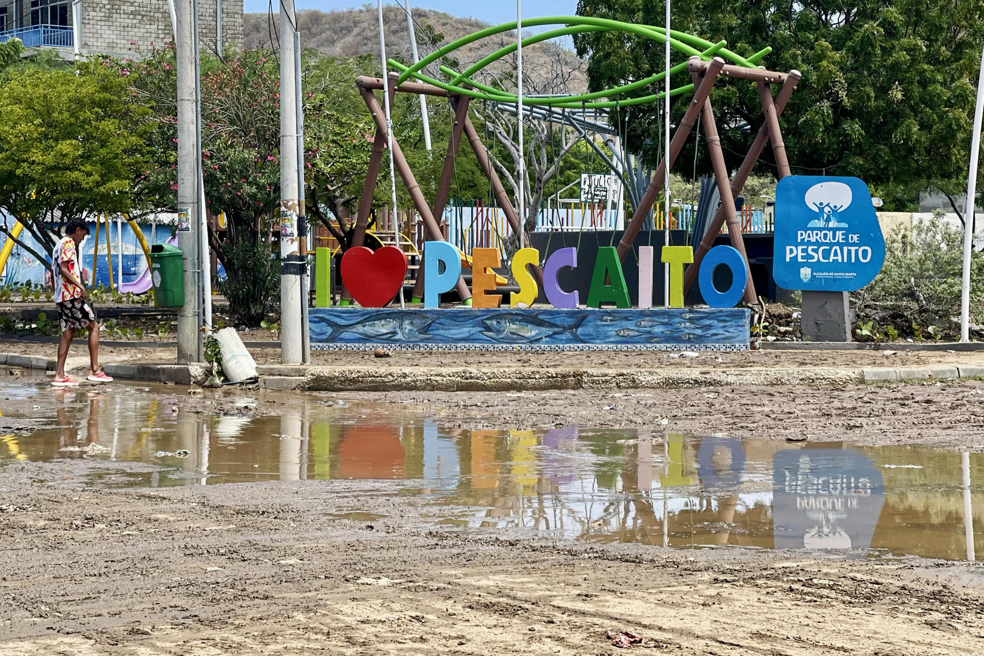 Fotografía de una vía afectada por las lluvias en el barrio Pescaíto, uno de los más afectados por las inundaciones de este domingo, en Santa Marta (Colombia). EFE/ José Gregorio Esquea
