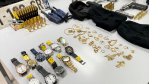 La Guardia Civil ha detenido a dos personas como presuntos autores de 11 robos en inmuebles y otros 12 de vehículos en las provincias de Badajoz, Cáceres, Madrid y Toledo, a los que se les ha incautado también más de una decena de armas de fuego. EFE/ Guardia Civil SOLO USO EDITORIAL/SOLO DISPONIBLE PARA ILUSTRAR LA NOTICIA QUE ACOMPAÑA (CRÉDITO OBLIGATORIO)