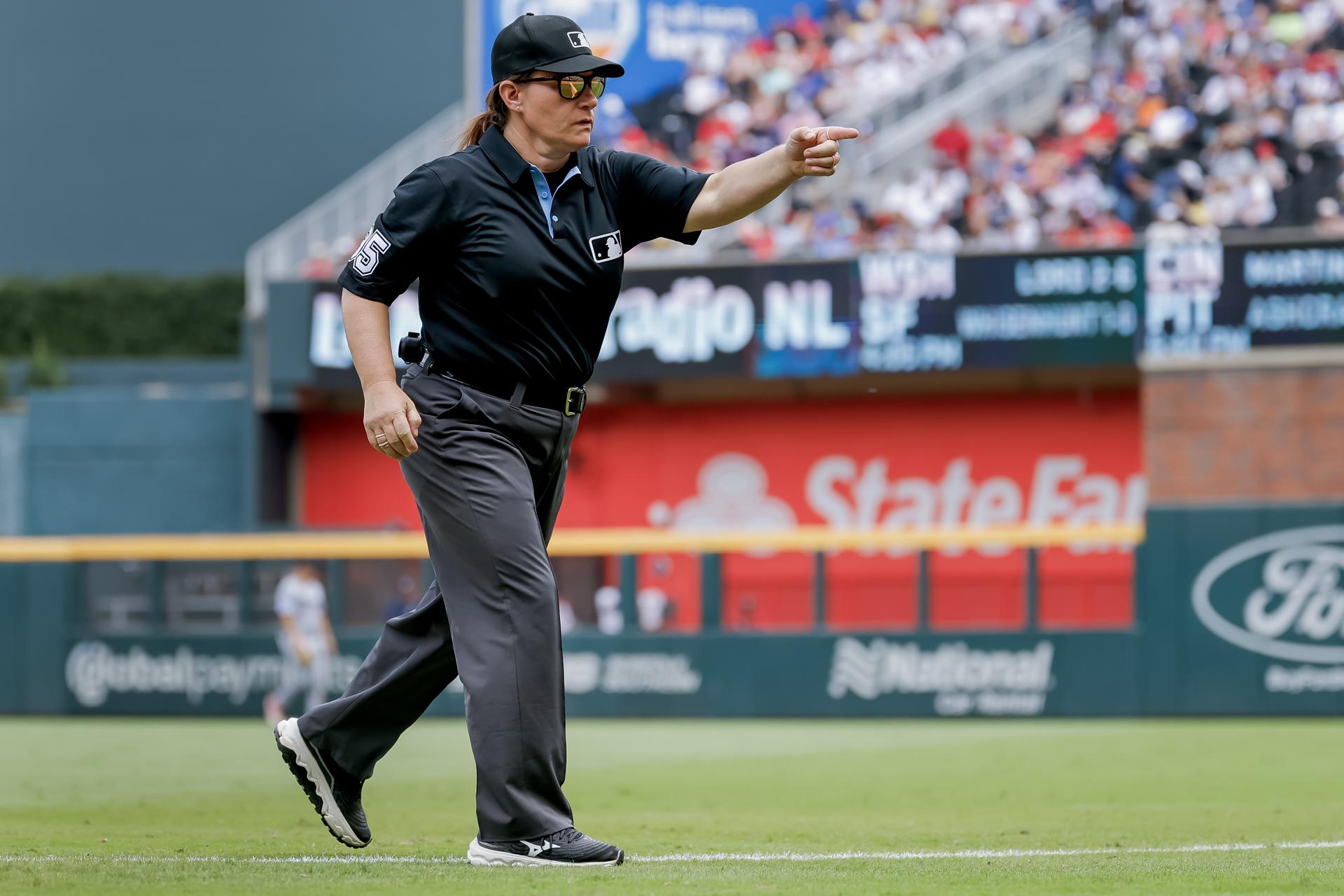 Jen Pawol, la primera árbitra en el béisbol de las Grandes Ligas. EFE/EPA/ERIK S. LESSER