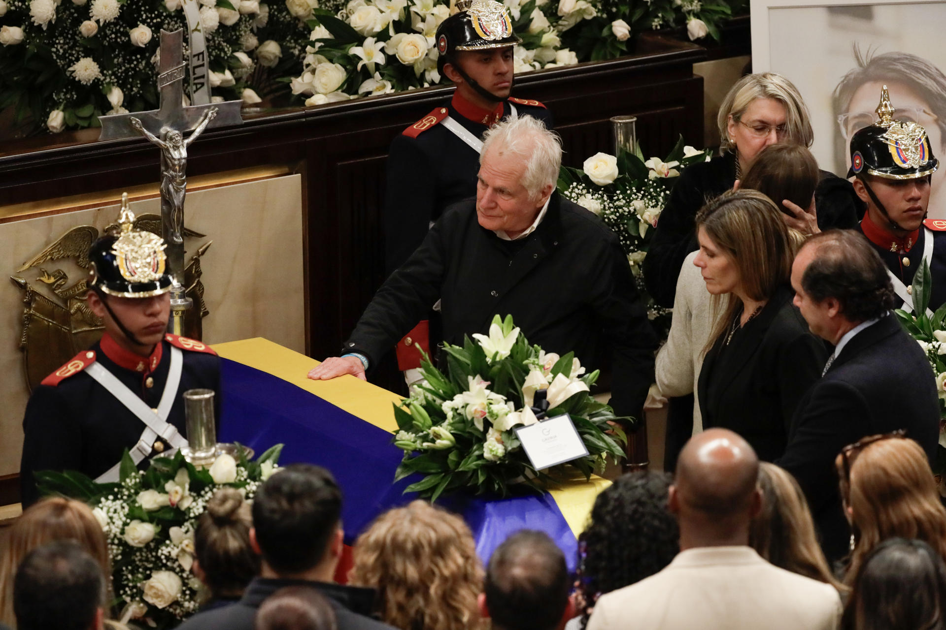 El padre del fallecido senador y precandidato a la presidencia de Colombia Miguel Uribe Turbay, Miguel Uribe, toca el féretro de Miguel este lunes, en el Salón Elíptico del Capitolio Nacional en Bogotá (Colombia). EFE/ Carlos Ortega