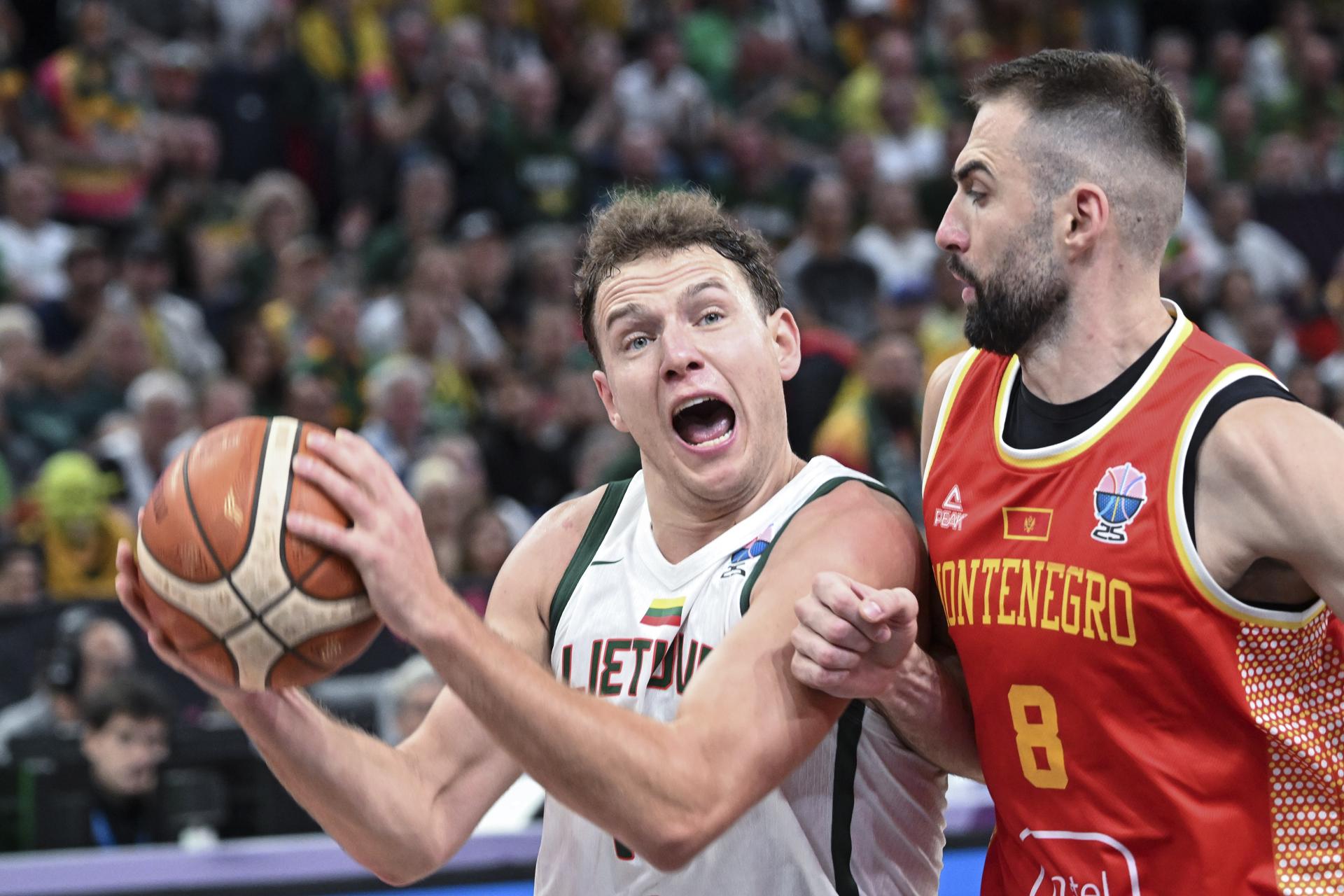 El lituano Rokas Jokubaitis (i), en una acción defendida por el montenegrino Emir Hadzibegovic (d) durante el partido del grupo B del Eurobasket entre ambas selecciones, disputado este viernes en Tampere (Finlandia). EFE/KIMMO BRANDT