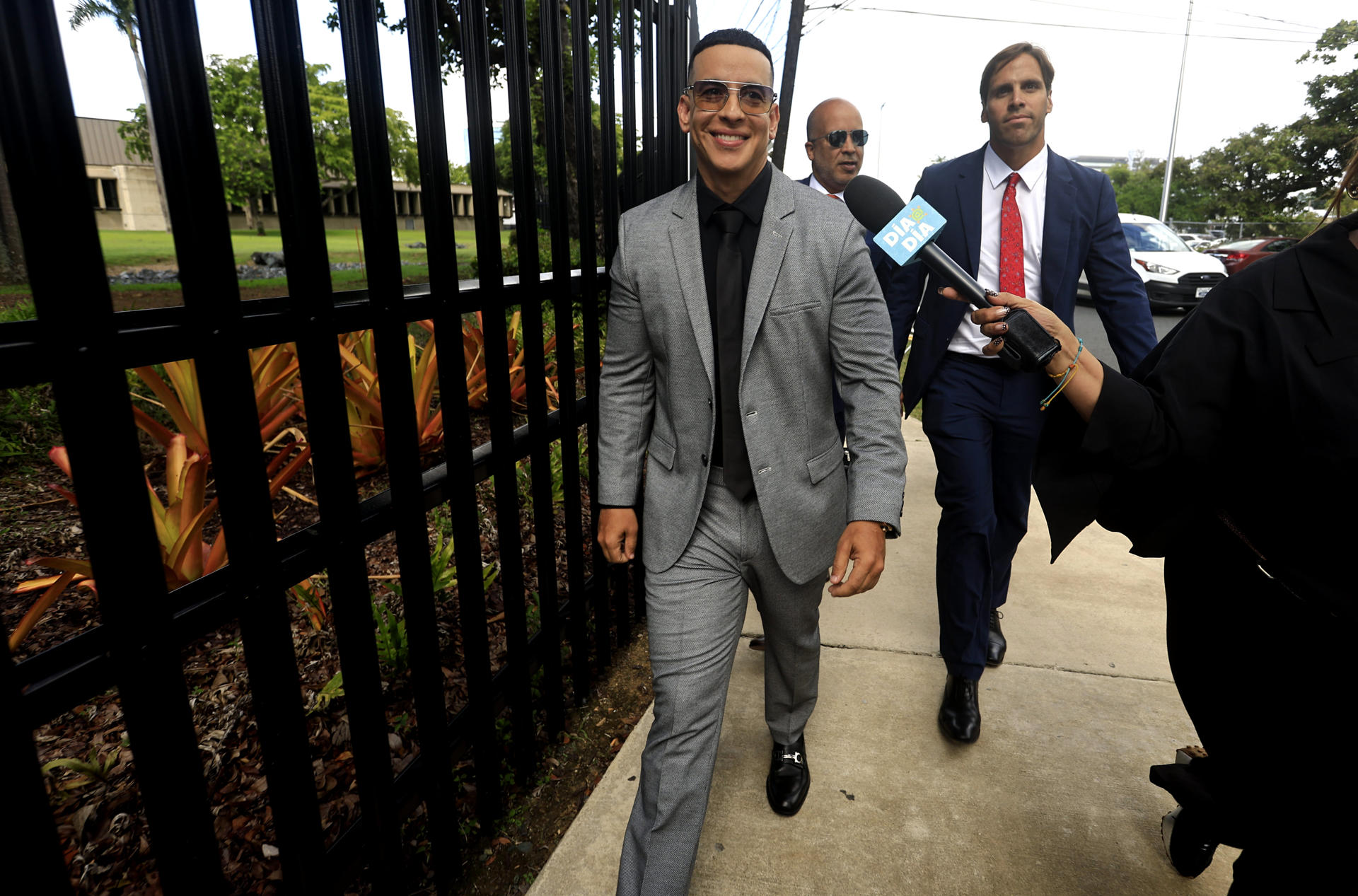 El cantante Daddy Yankee camina hacia una audiencia este jueves, en cercanías del Tribunal Federal en San Juan (Puerto Rico). EFE/ Thais Llorca
