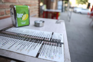 Carta de un bar este miércoles en Toledo. EFE/ Ismael Herrero